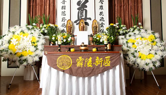 鮮花祭祀是一種為了表達(dá)哀悼、惋惜、懷念