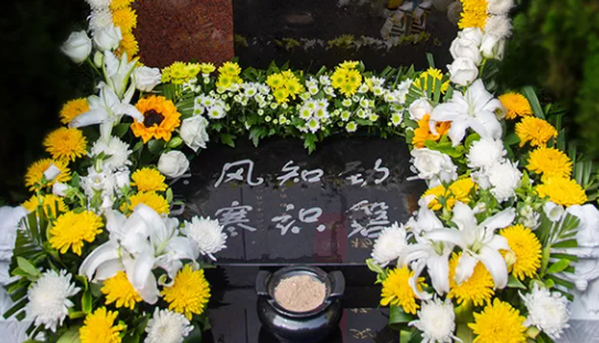 鮮花祭祀是一種為了表達(dá)哀悼、惋惜、懷念